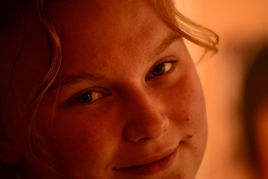 Alles over de leeftijd van de vriendin van Peter Gillis en hun opvallende relatie